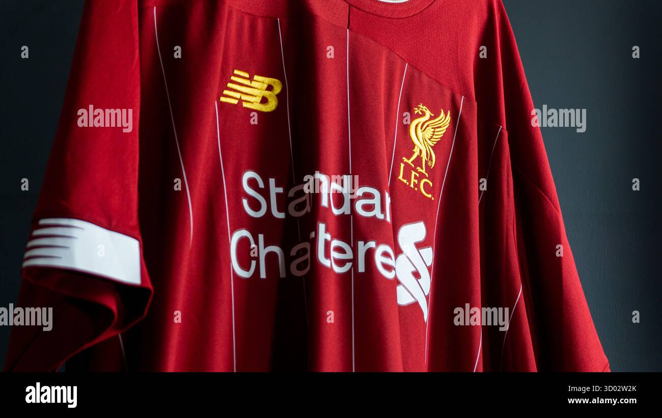 Kalimantan Selatan, Indonesia - 08 06 2025 : maglia Liverpool home in rosso vivace con marchio New Balance, esposta per enfatizzare il design pulito e il design Foto Stock