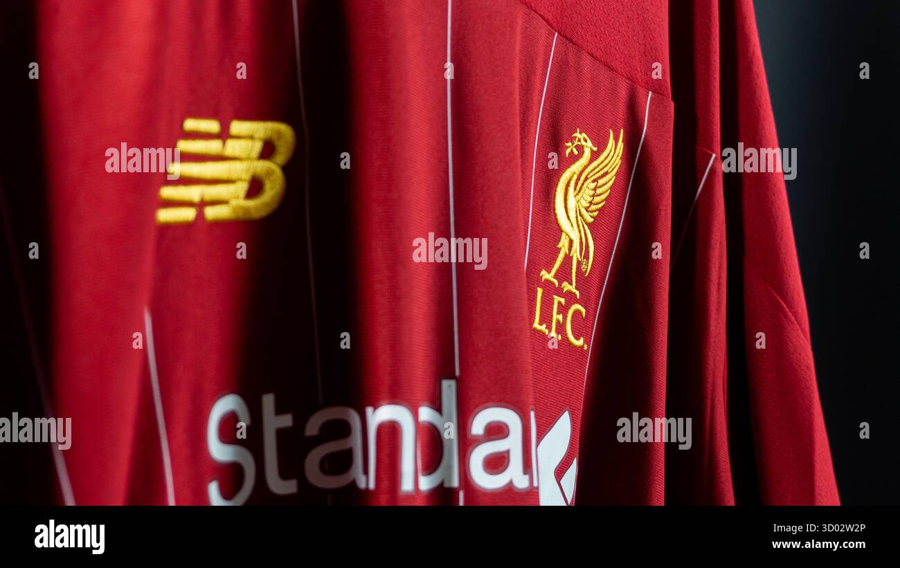 Kalimantan Selatan, Indonesia - 08 06 2025 : maglia Liverpool home in rosso vivace con marchio New Balance, esposta per enfatizzare il design pulito e il design Foto Stock