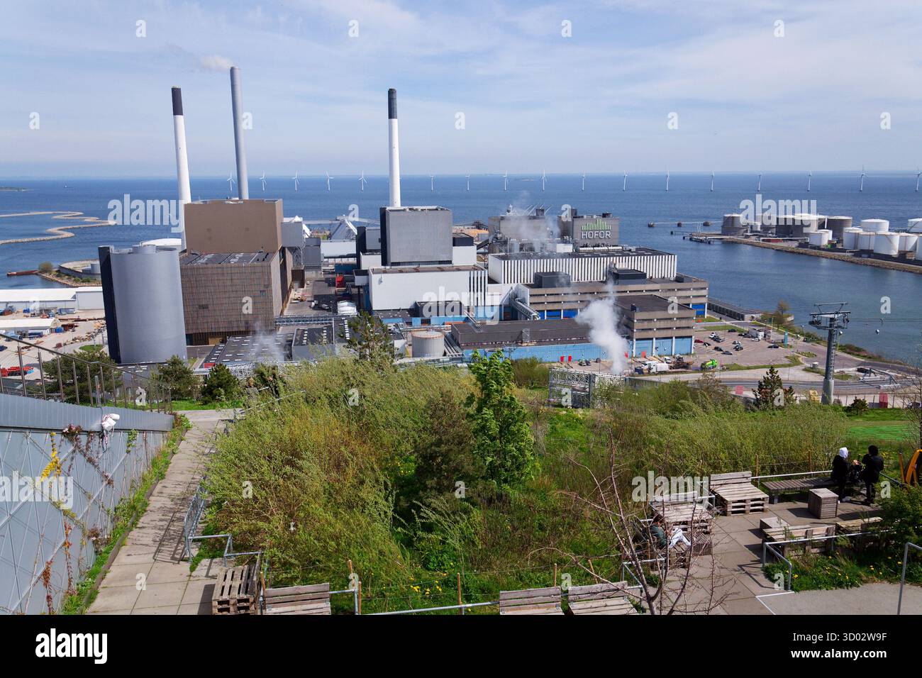 Persone nello spazio pubblico sul tetto di Amager Bakke Copenhill, impianto energetico con struttura ricreativa il 1° maggio 2023 a Copenaghen, Danimarca. Foto Stock