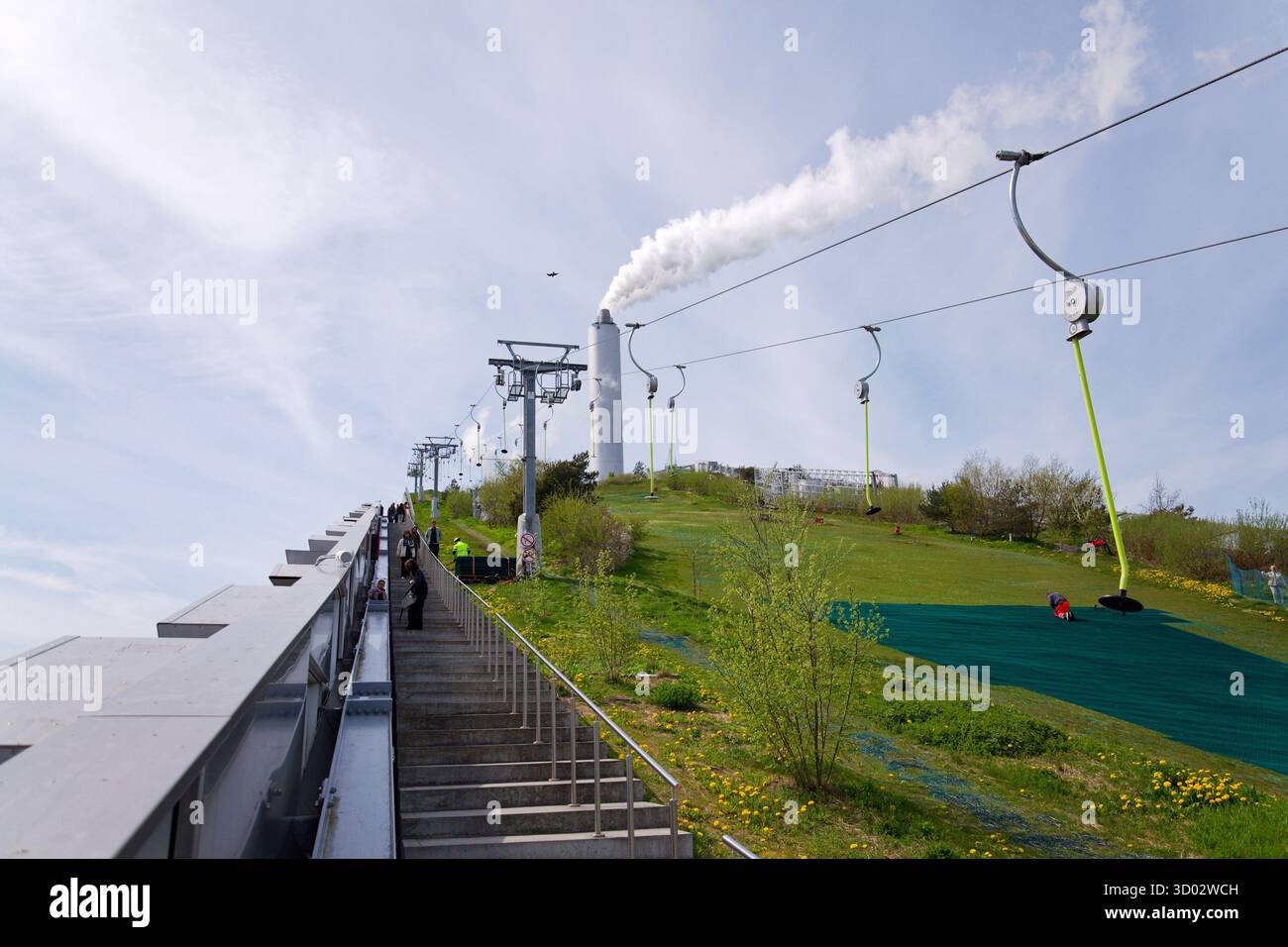 Persone nello spazio pubblico sul tetto di Amager Bakke Copenhill, impianto energetico con struttura ricreativa il 1° maggio 2023 a Copenaghen, Danimarca. Foto Stock