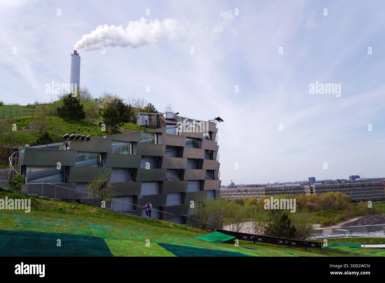 Persone nello spazio pubblico sul tetto di Amager Bakke Copenhill, impianto energetico con struttura ricreativa il 1° maggio 2023 a Copenaghen, Danimarca. Foto Stock