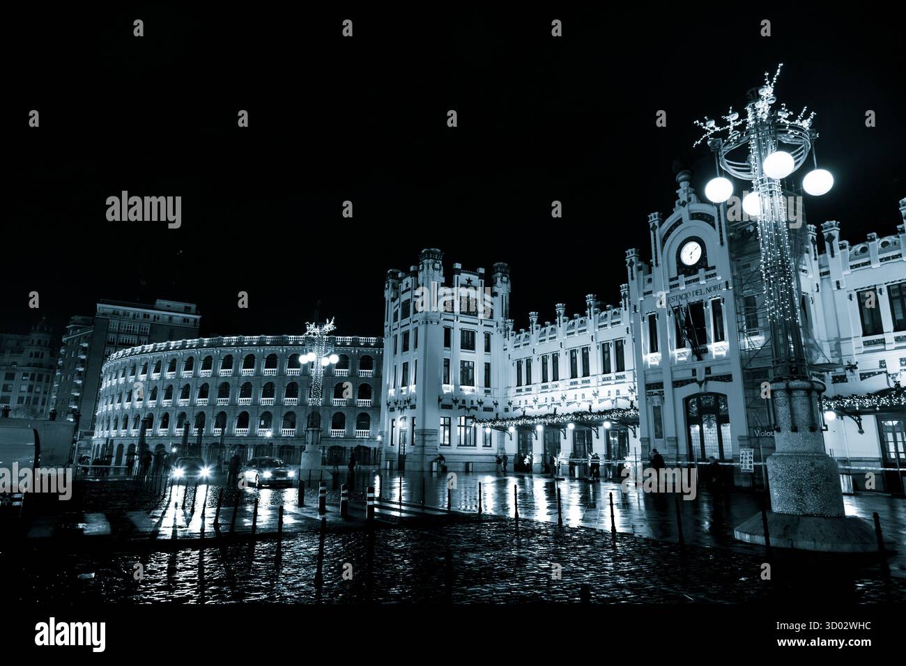 Esterno della principale stazione ferroviaria Estacio del Nord di Valencia accesa su una notte piovosa Foto Stock