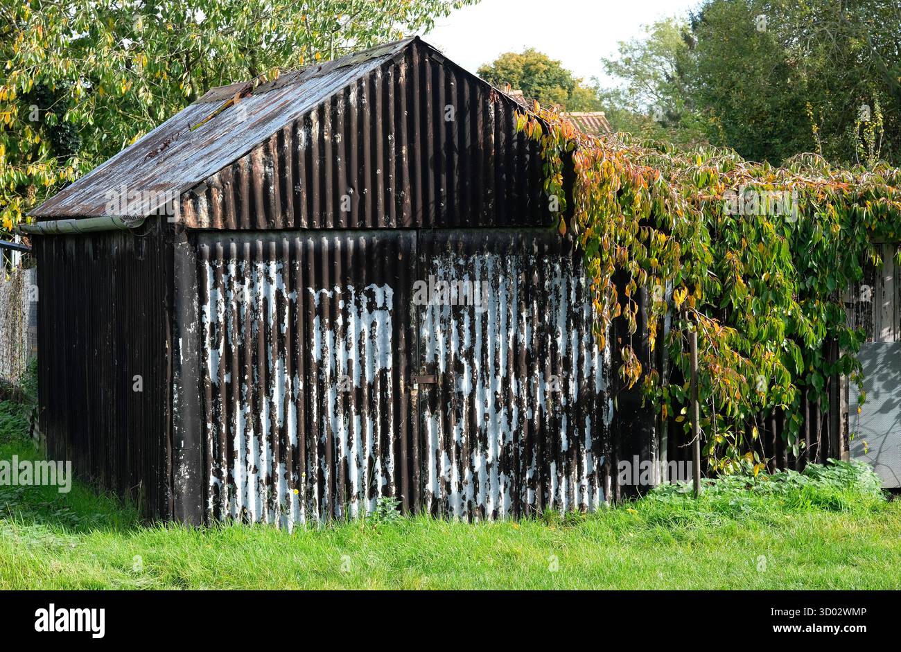 capannone in metallo ondulato in stile garage in un appezzamento di riparto, norfolk, inghilterra Foto Stock