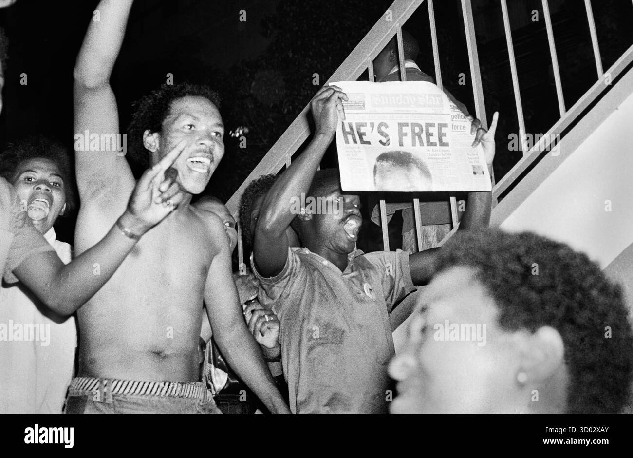 La gente tifa per le strade di Hillbrow, Johannesburg, dopo aver saputo che Nelson Mandela era stato rilasciato dal governo dell'apartheid. 02/94 Foto Stock