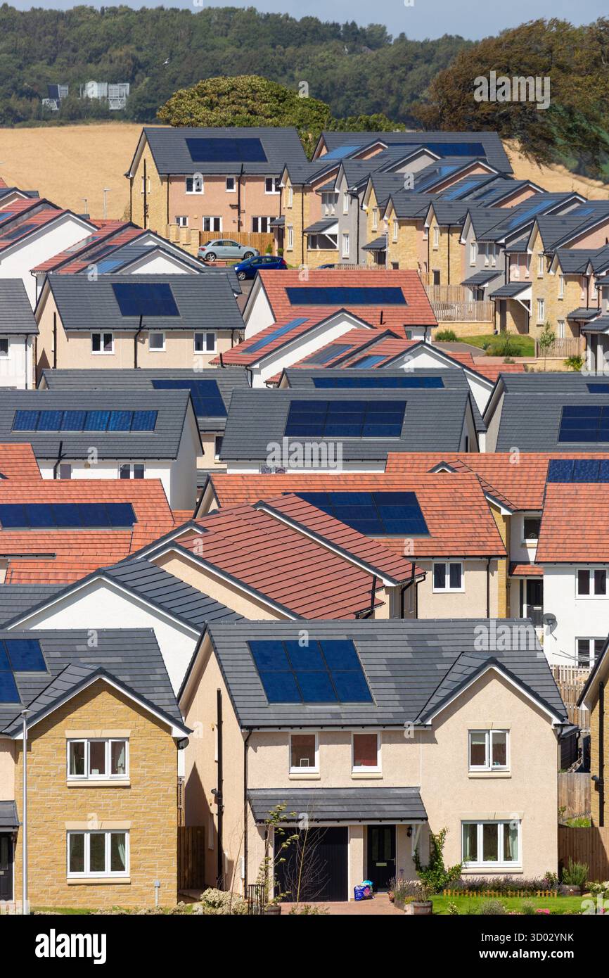 Un nuovo sviluppo abitativo a Inverkeithing con le case dotate di pannelli solari. Foto Stock