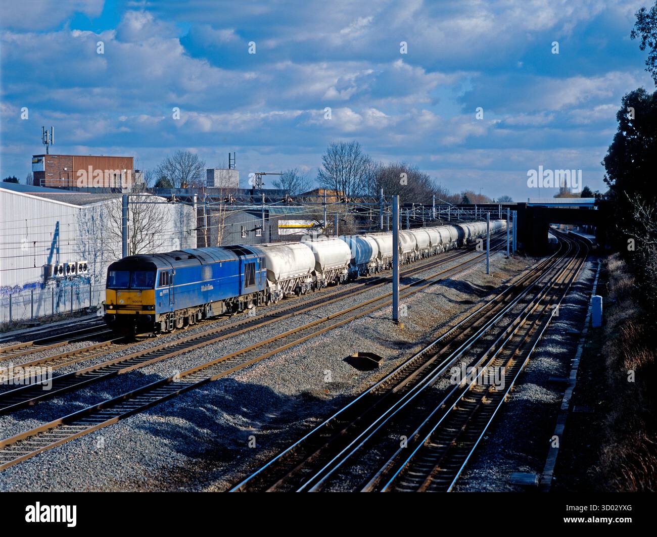 Una locomotiva diesel di classe 60 n. 60078 che opera su un treno di cisterne di cemento vuote a Headstone Lane il 15 gennaio 2005. Foto Stock Una locomotiva diesel di classe 60 n. 60078 che opera su un treno di cisterne di cemento vuote a Headstone Lane il 15 gennaio 2005. Foto Stock