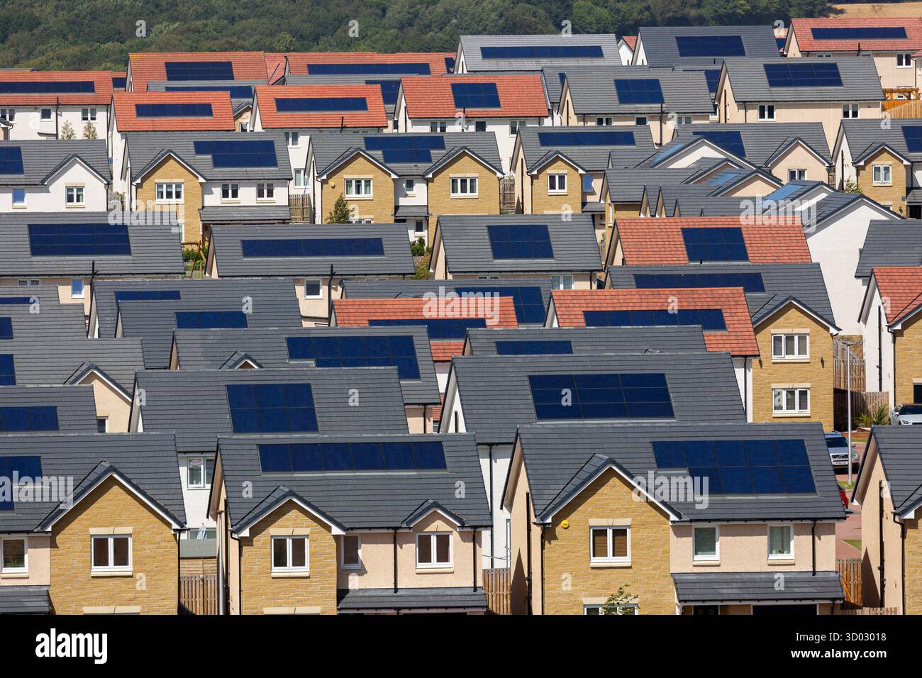 Un nuovo sviluppo abitativo a Inverkeithing con le case dotate di pannelli solari. Foto Stock