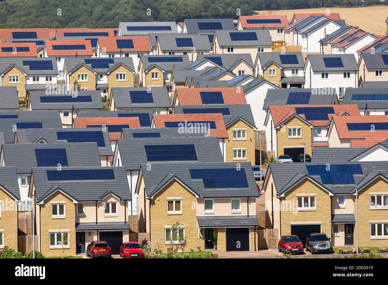 Un nuovo sviluppo abitativo a Inverkeithing con le case dotate di pannelli solari. Foto Stock