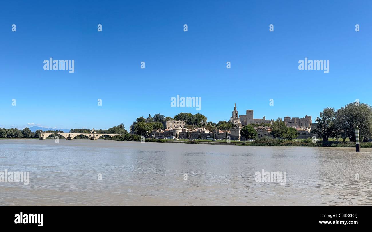 Vista sul fiume Rodano verso il Pont Saint-Benezet, il famoso Pont d'Avignone e la città vecchia con il Palais de Papes ad Avignone, in Francia. Foto Stock
