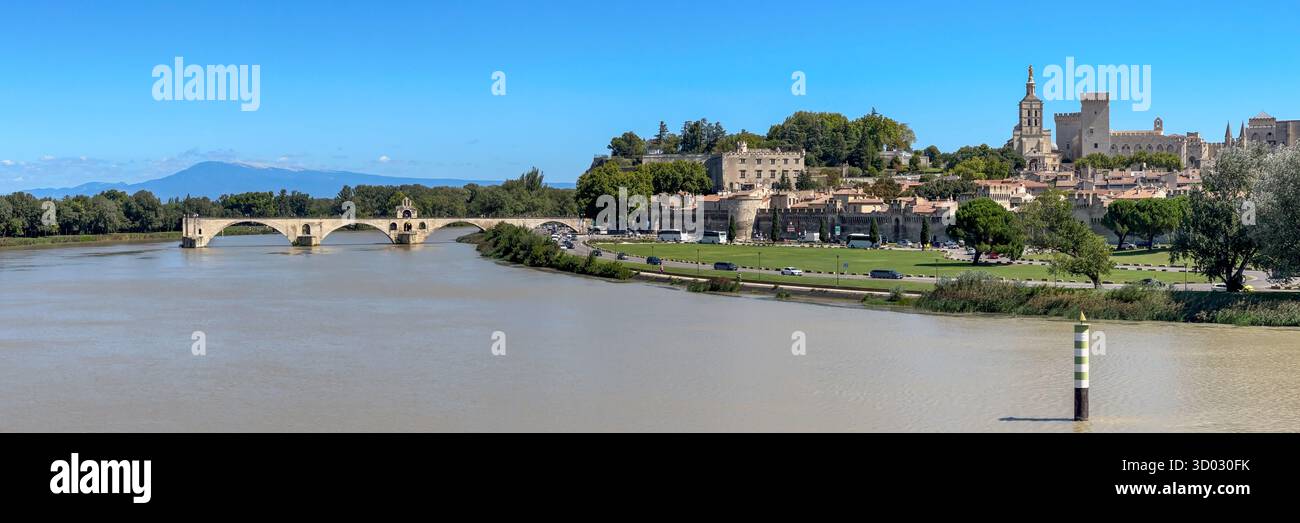Vista sul fiume Rodano verso il Pont Saint-Benezet, il famoso Pont d'Avignone e la città vecchia con il Palais de Papes ad Avignone, in Francia. Foto Stock