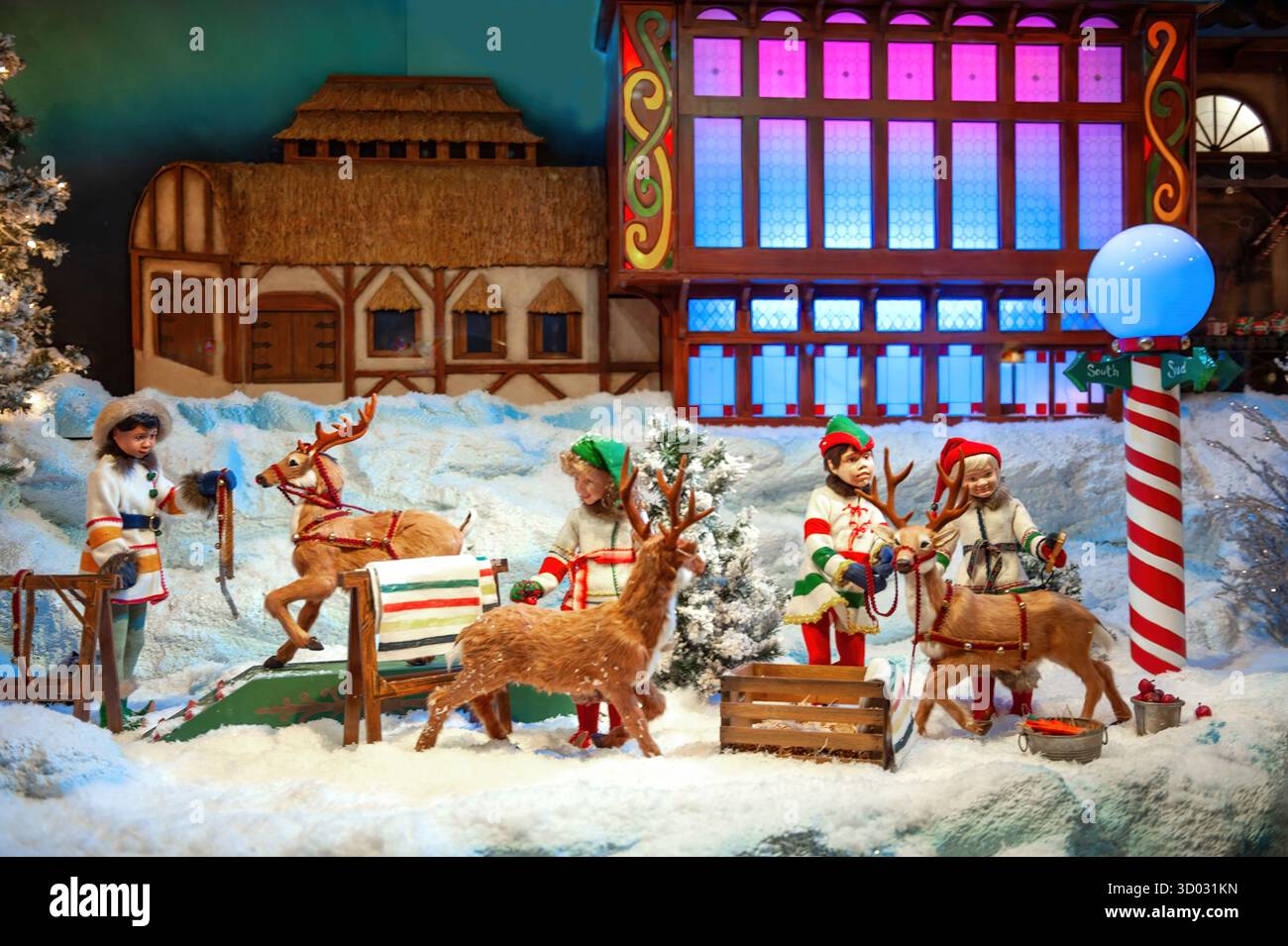 Toronto, Canada - 13 novembre 2011: Mostra natalizia nella vetrina del negozio della Baia di Hudson nel centro di Toronto. Foto Stock