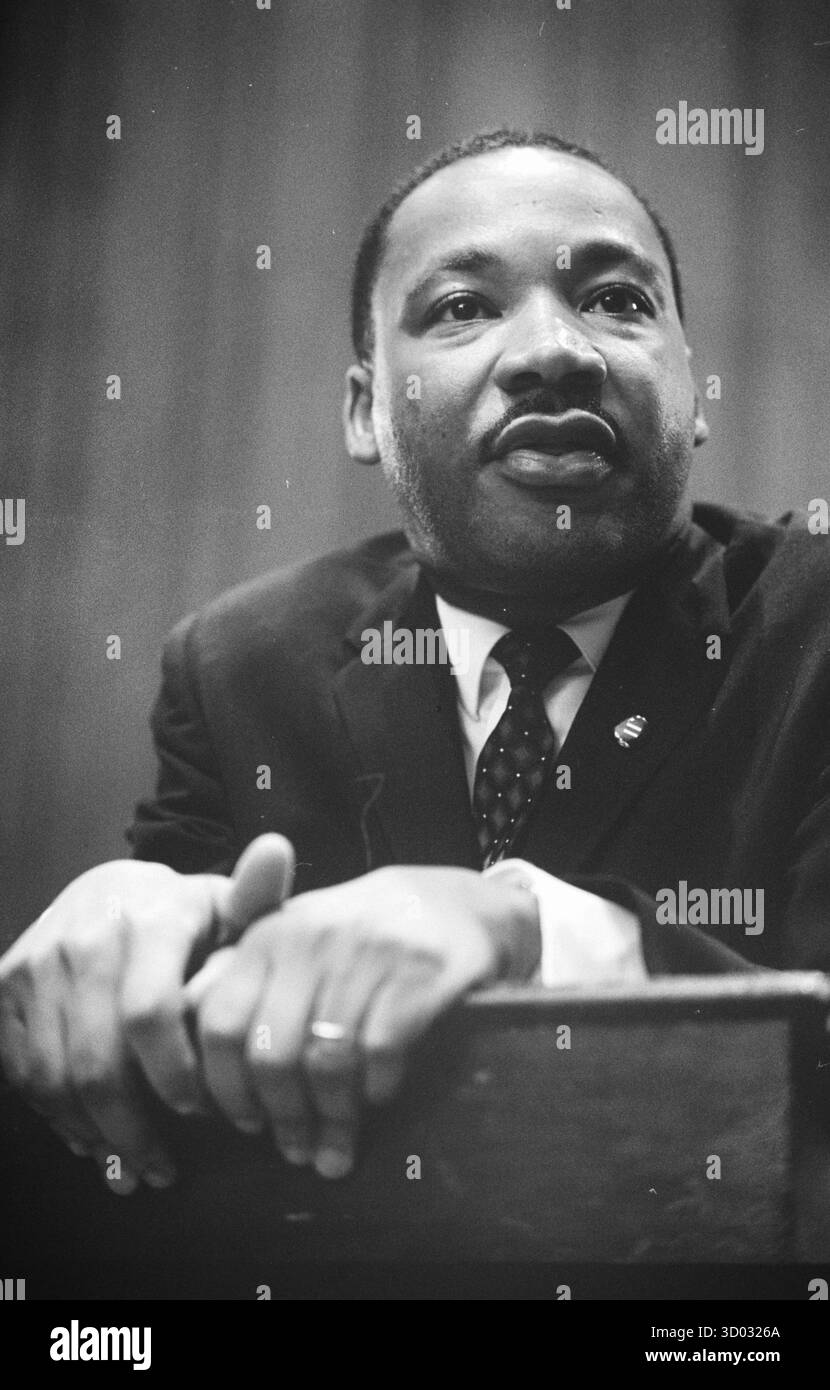 La fotografia mostra il ritratto del re che si appoggia su un leggio, marzo 1964 Foto Stock