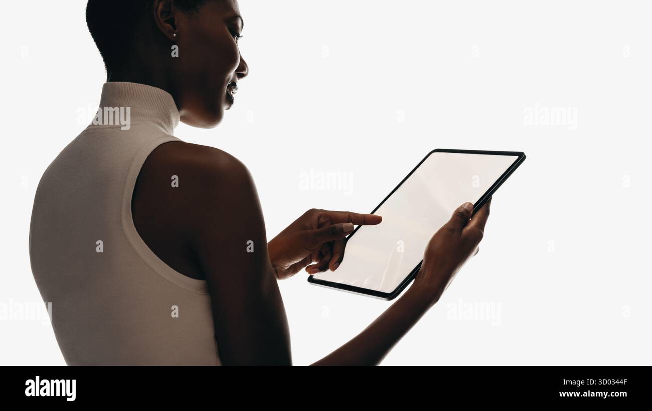 Concetto di stile di vita moderno che mostra una donna che tiene in mano e interagisce con un tablet. Foto Stock