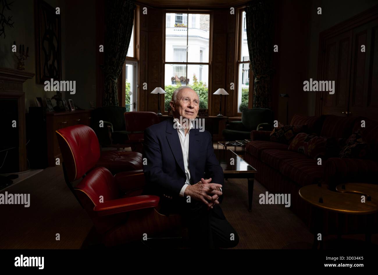 Michel-Yves Bolloré, co-autore di God, the Science, The Evidence, fotografato nella sua casa di Londra, Inghilterra, Regno Unito Foto Stock