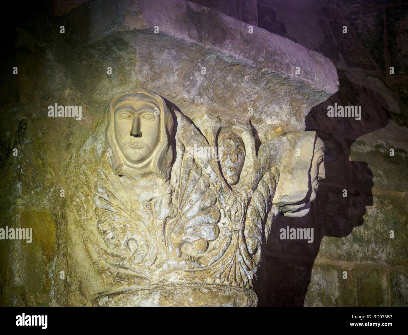 Capitale con tre teste scolpite, cripta della chiesa di Sant'Eutrode, città di Saintes, Charentes-Maritime, nuova Aquitania, Francia. Foto Stock