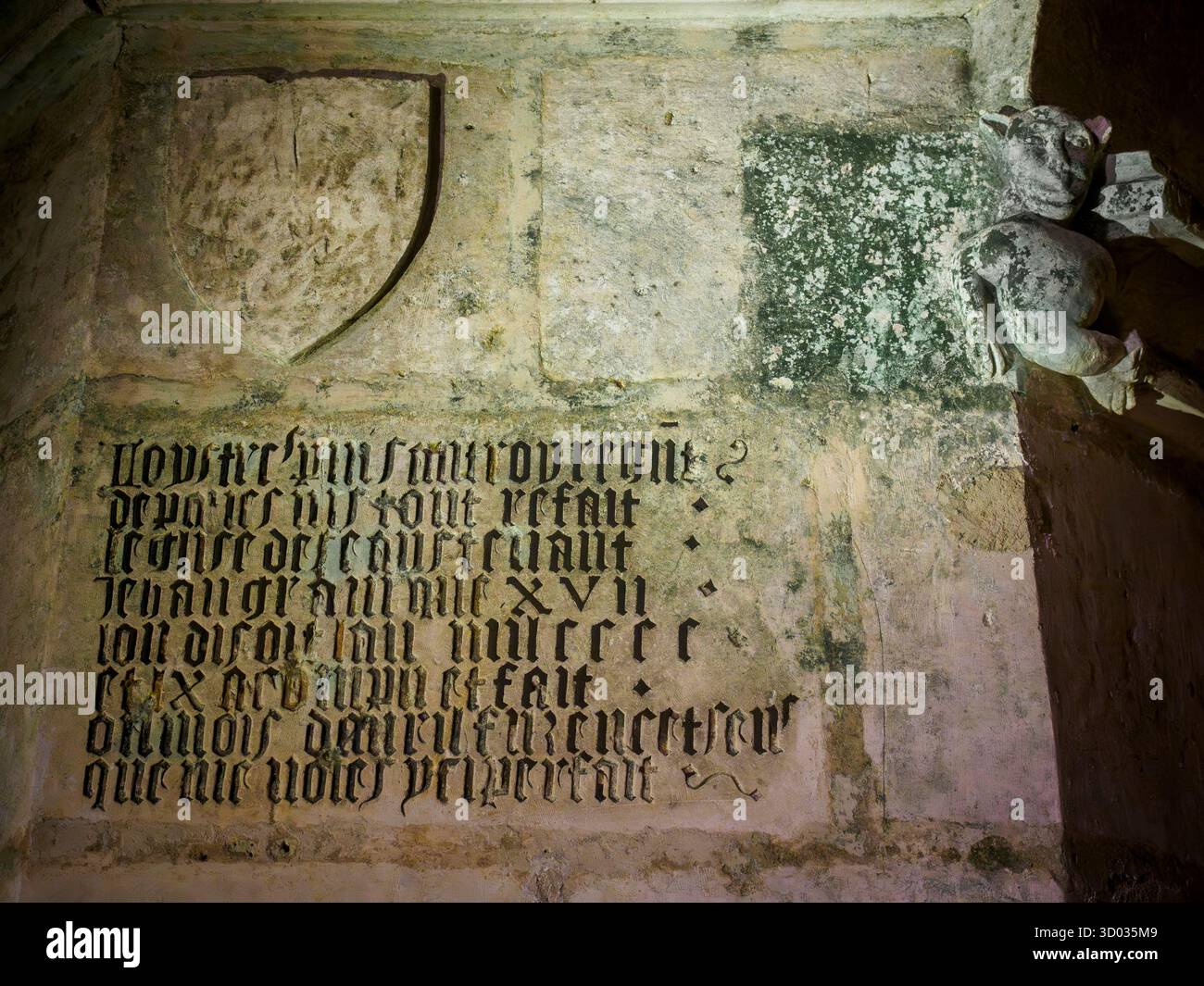 Testo antico inciso su un pilastro nella cripta della chiesa di Sant'Eutrode, città di Saintes, Charentes-Maritime, nuova Aquitania, Francia. Foto Stock