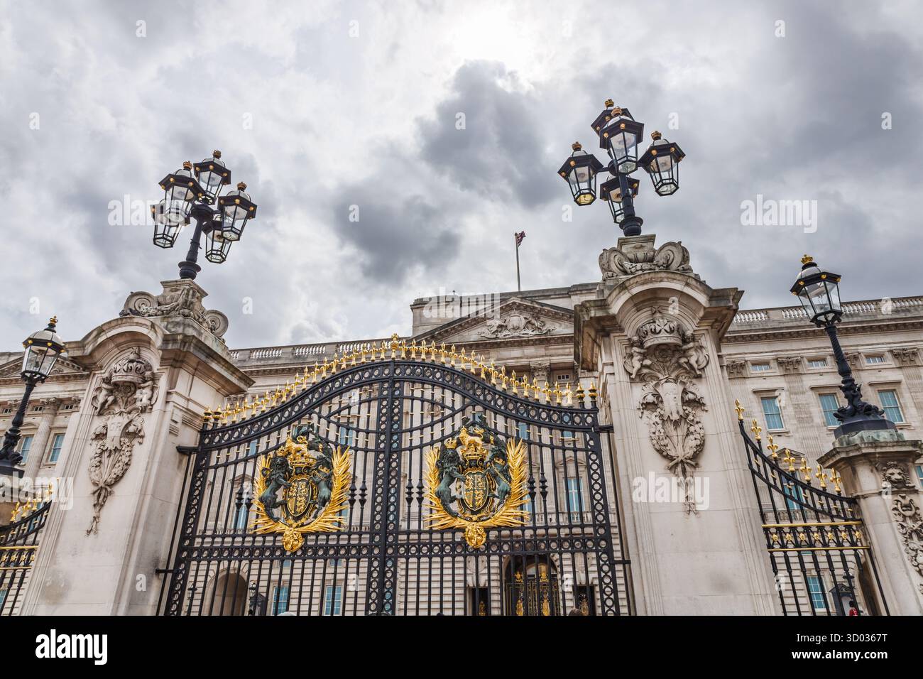 Porta di Buckingham Palace con dorato Royal Crest. Londra, Regno Unito, 16 luglio 2023 Foto Stock