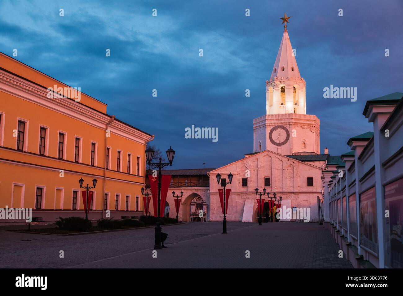 Torre Spasskaya illuminata al Cremlino di Kazan, patrimonio dell'umanità dell'UNESCO e storica cittadella di Tatarstan, Russia, alla luce della sera Foto Stock