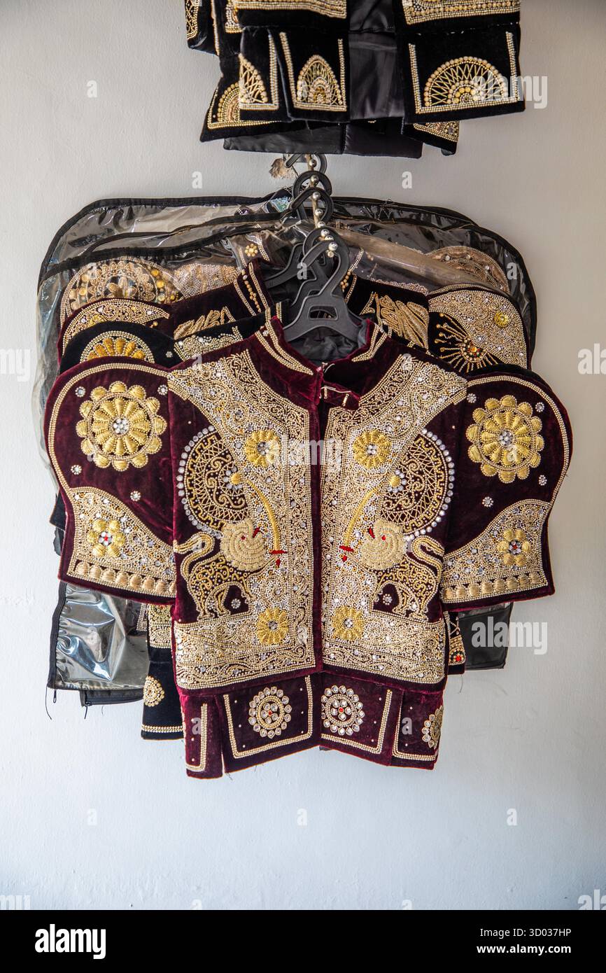 Dambulla, Sri Lanka 10 febbraio 2023. Negozio-laboratorio di abiti e gioielli tradizionali per matrimoni in Sri lanka. gioielleria gemme. Foto Stock