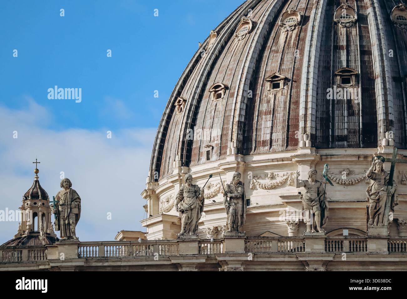 La Basilica Papale di San Pietro in Vaticano, o semplicemente la Basilica di San Pietro, una chiesa rinascimentale e barocca italiana situata nella città del Vaticano Foto Stock