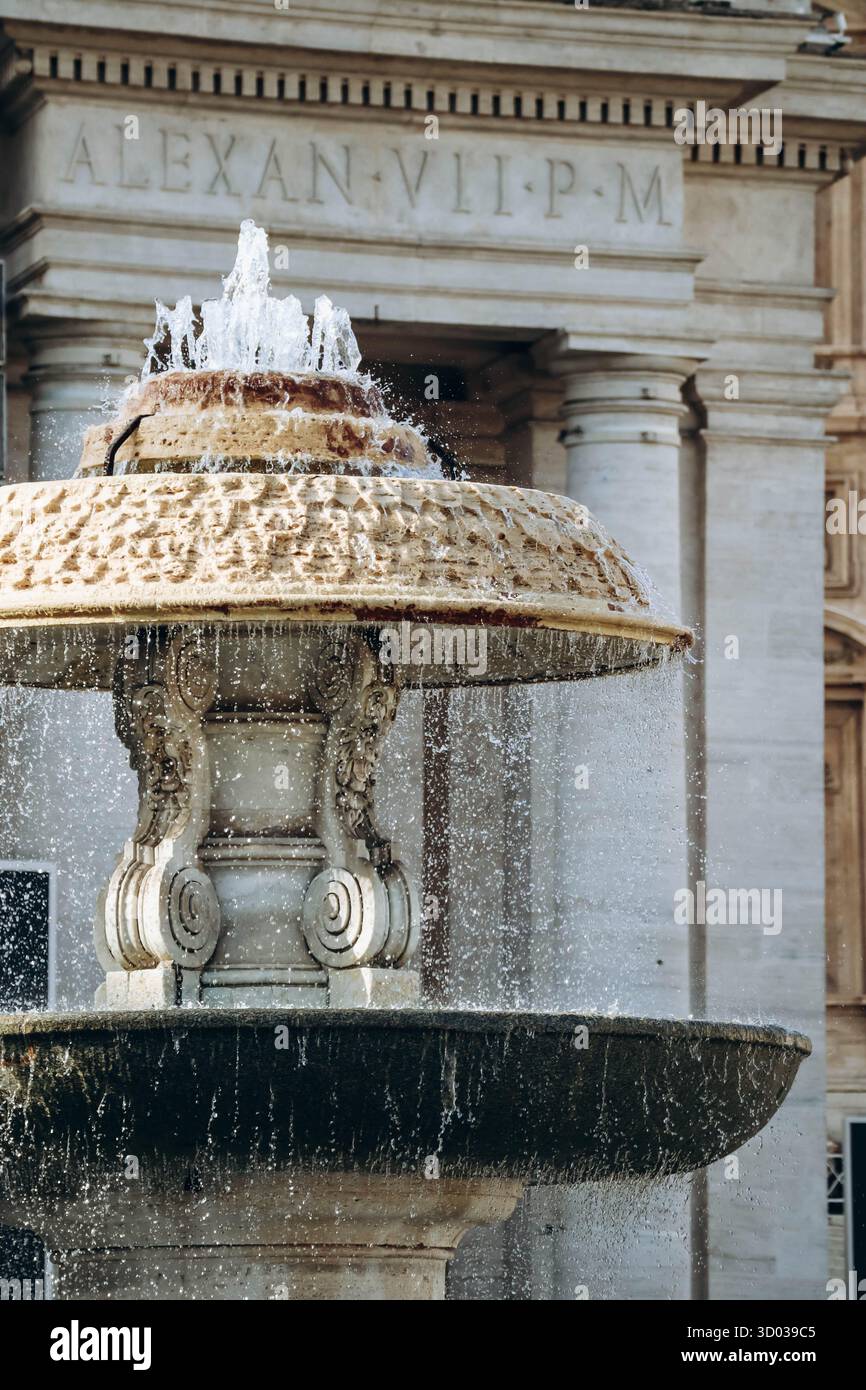 La Basilica Papale di San Pietro in Vaticano, o semplicemente la Basilica di San Pietro, una chiesa rinascimentale e barocca italiana situata nella città del Vaticano Foto Stock