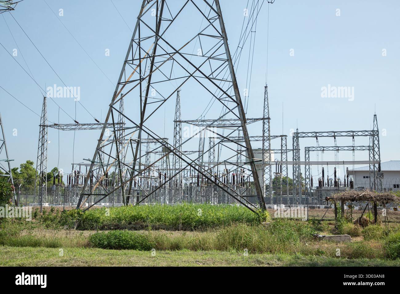 Kuala Lumpur, Malesia 01.08. 2024. Tralicci elettrici in Malesia. Poli di alimentazione ad alta tensione. Rete di distribuzione di energia elettrica. Pali di alimentazione e sottostazione lungo la strada a Kuala Lumpur. Foto Stock