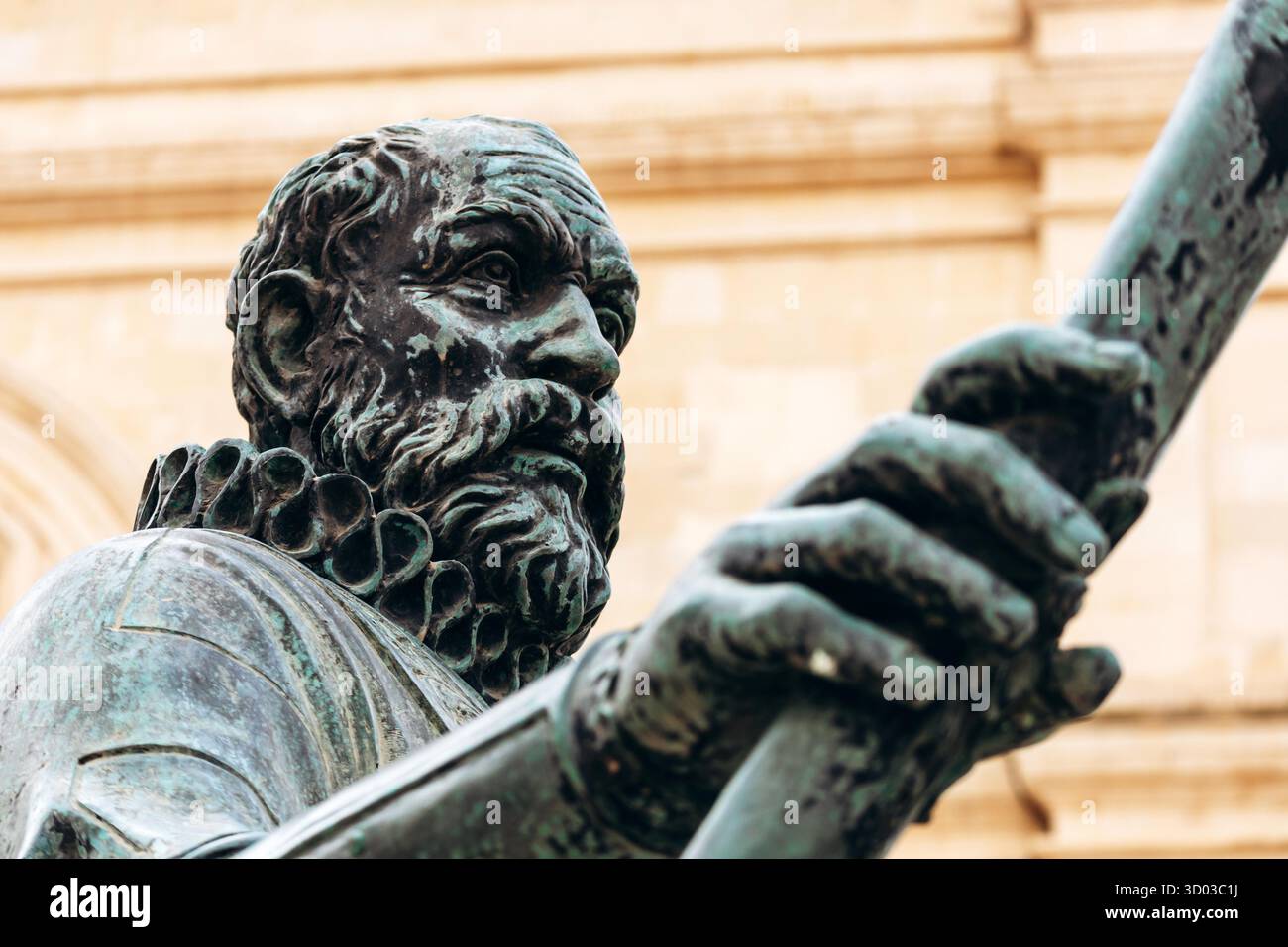 La Valletta, Malta? 10 aprile 2025: Statua di Jean de Valette, Gran Maestro dell'ordine di Malta dal 1557 al 1568, che diede il suo nome alla città di la Valletta Foto Stock