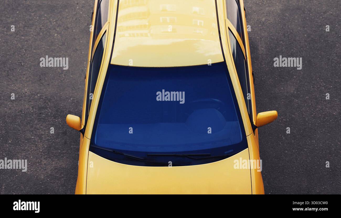 Auto sportiva di lusso. Vista dall'alto dell'automobile, del tetto, del parabrezza e dello sfondo del cofano su strada Foto Stock