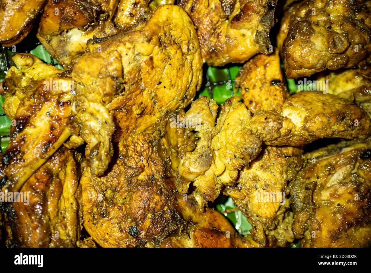 Questo primo piano mostra il pollo marinato, scintillante con ricche spezie e salsa. I colori vivaci e la consistenza esaltano il processo di preparazione Foto Stock Questo primo piano mostra il pollo marinato, scintillante con ricche spezie e salsa. I colori vivaci e la consistenza esaltano il processo di preparazione Foto Stock