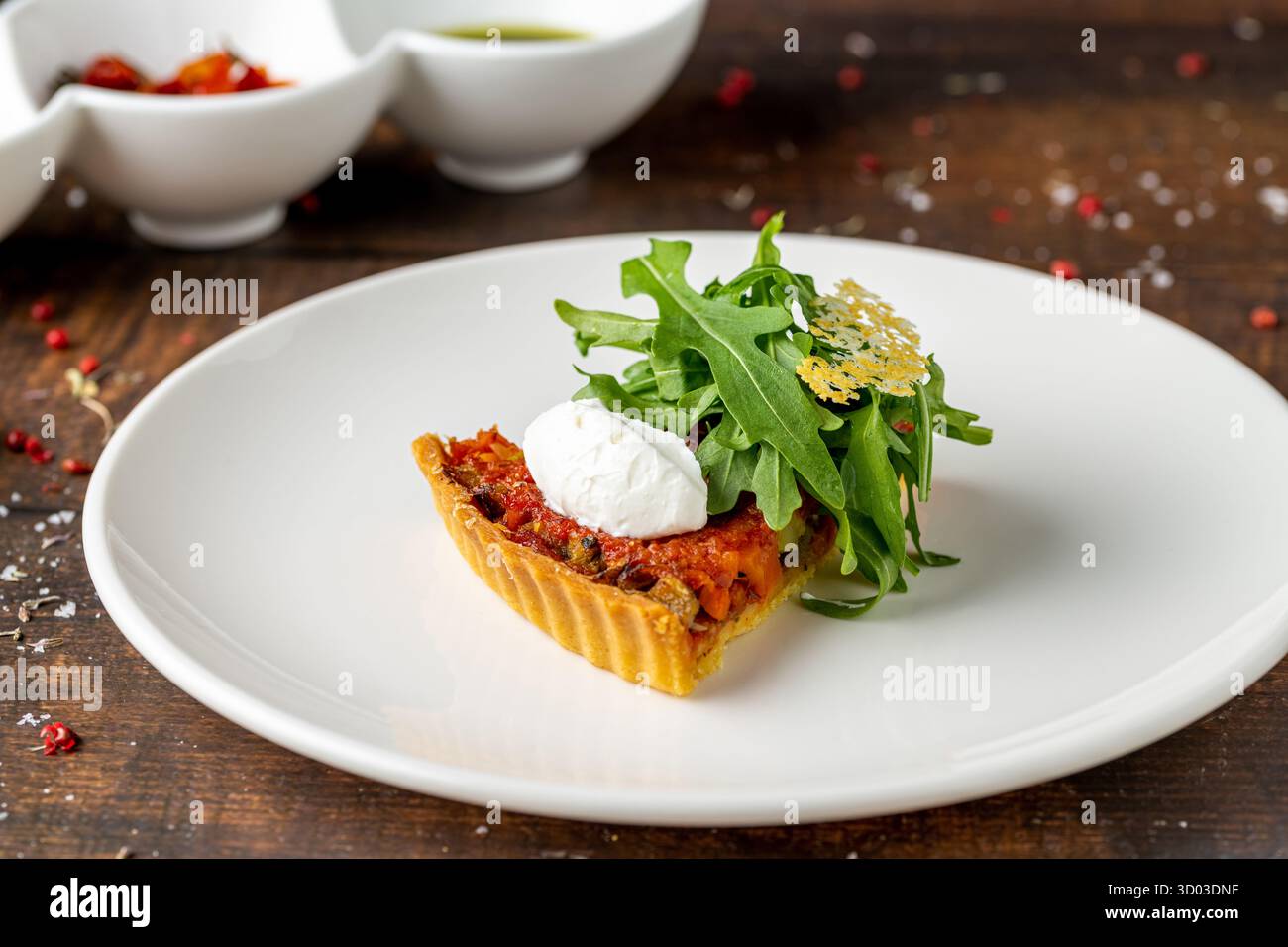 Mini crostata di pomodoro con burrata e rucola piccante Foto Stock