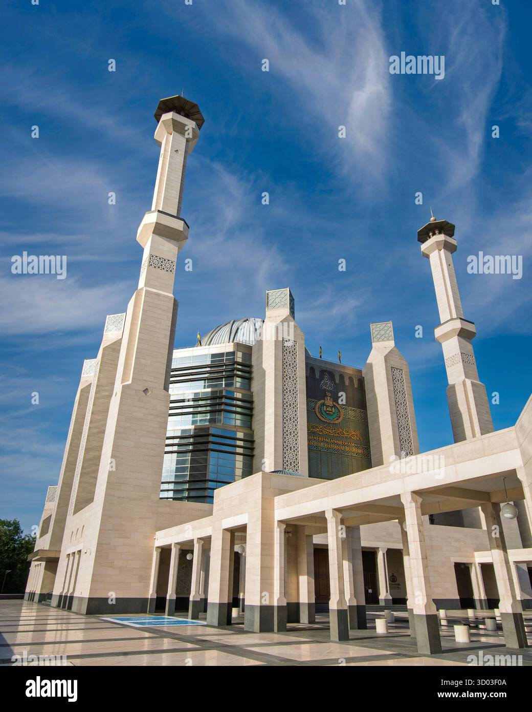 Balai Khazanah Islam Sultan Haji Hassanal Bolkiah, Tesoro islamico, Bandar seri Begawan, Brunei. Architettura moderna con minareti su un cielo blu Foto Stock