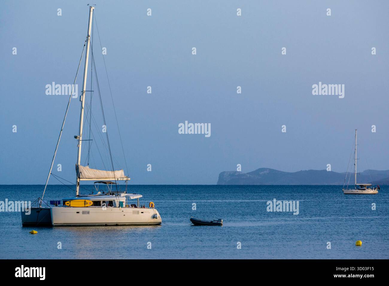 Barche a vela all'ancora con Cabrera sullo sfondo, spiaggia di es Carbo. Maiorca. Isole Baleari. Spagna. Foto Stock