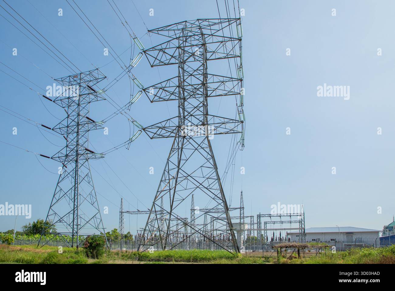Tralicci elettrici in Malesia. Poli di alimentazione ad alta tensione. Rete di distribuzione di energia elettrica. Pali di alimentazione e sottostazione lungo la strada a Kuala Lumpur. Foto Stock
