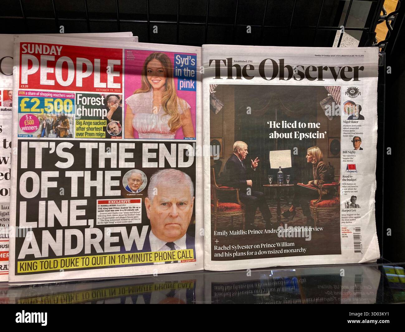 I giornali britannici aggiornano la notizia che il principe Andrea aveva perso l'uso del suo titolo di HRH e non apparve più agli eventi reali ufficiali Foto Stock