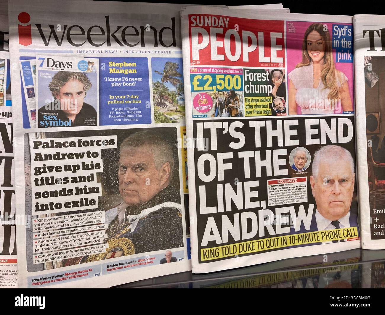 I giornali britannici aggiornano la notizia che il principe Andrea aveva perso l'uso del suo titolo di HRH e non apparve più agli eventi reali ufficiali Foto Stock