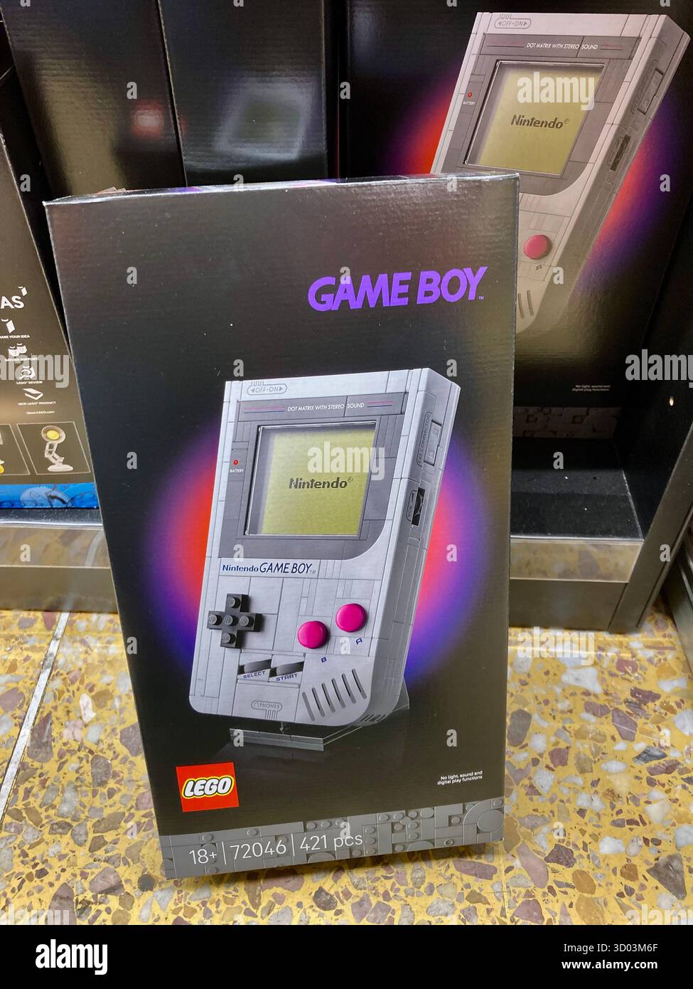 Serie Model kit di LEGO Super Mario, replica di Game Boy costruita in mattoni Foto Stock