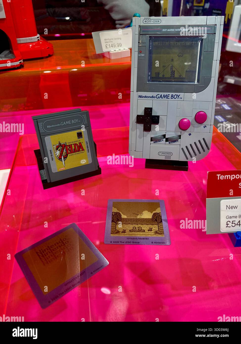Serie Model kit di LEGO Super Mario, replica di Game Boy costruita in mattoni Foto Stock