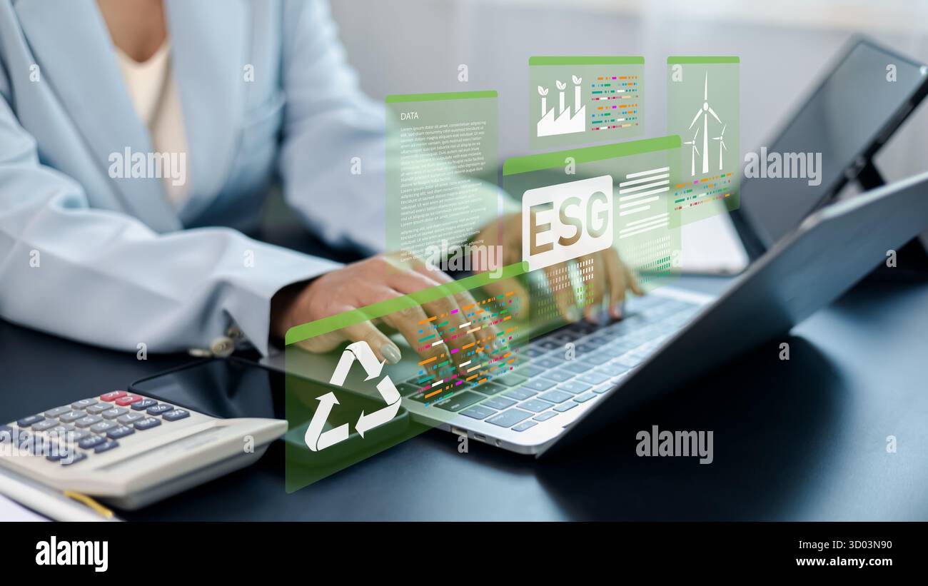 Donna d'affari che utilizza un notebook con icone ESG e dati grafici sulla sostenibilità. Concetto ambientale, sociale e di governance che rappresenta il respo aziendale Foto Stock