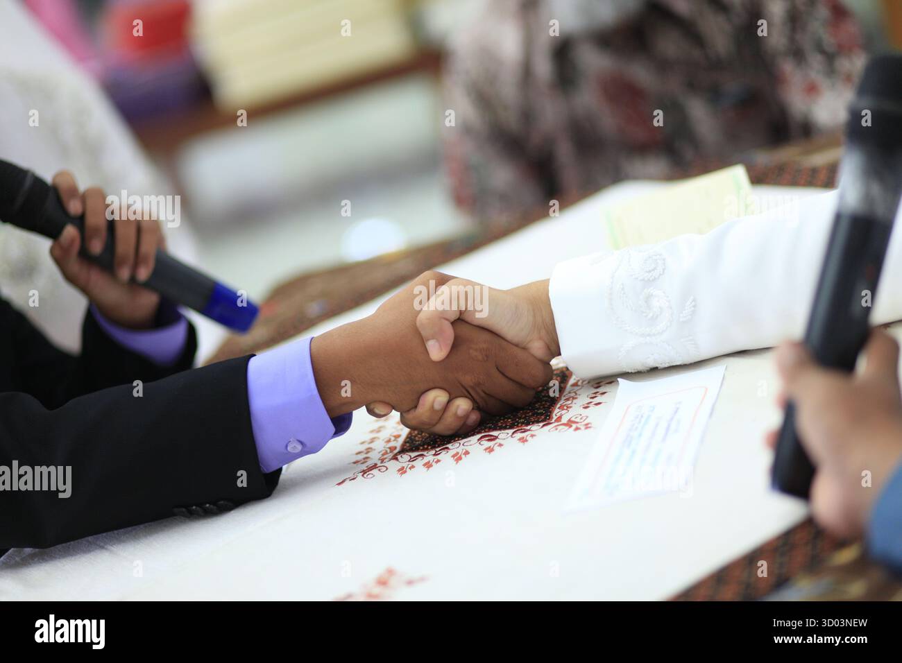 Il processo di sottomissione dell'obbedienza nel contratto di matrimonio islamico che riunisce lo sposo e il tutore della donna. Foto Stock