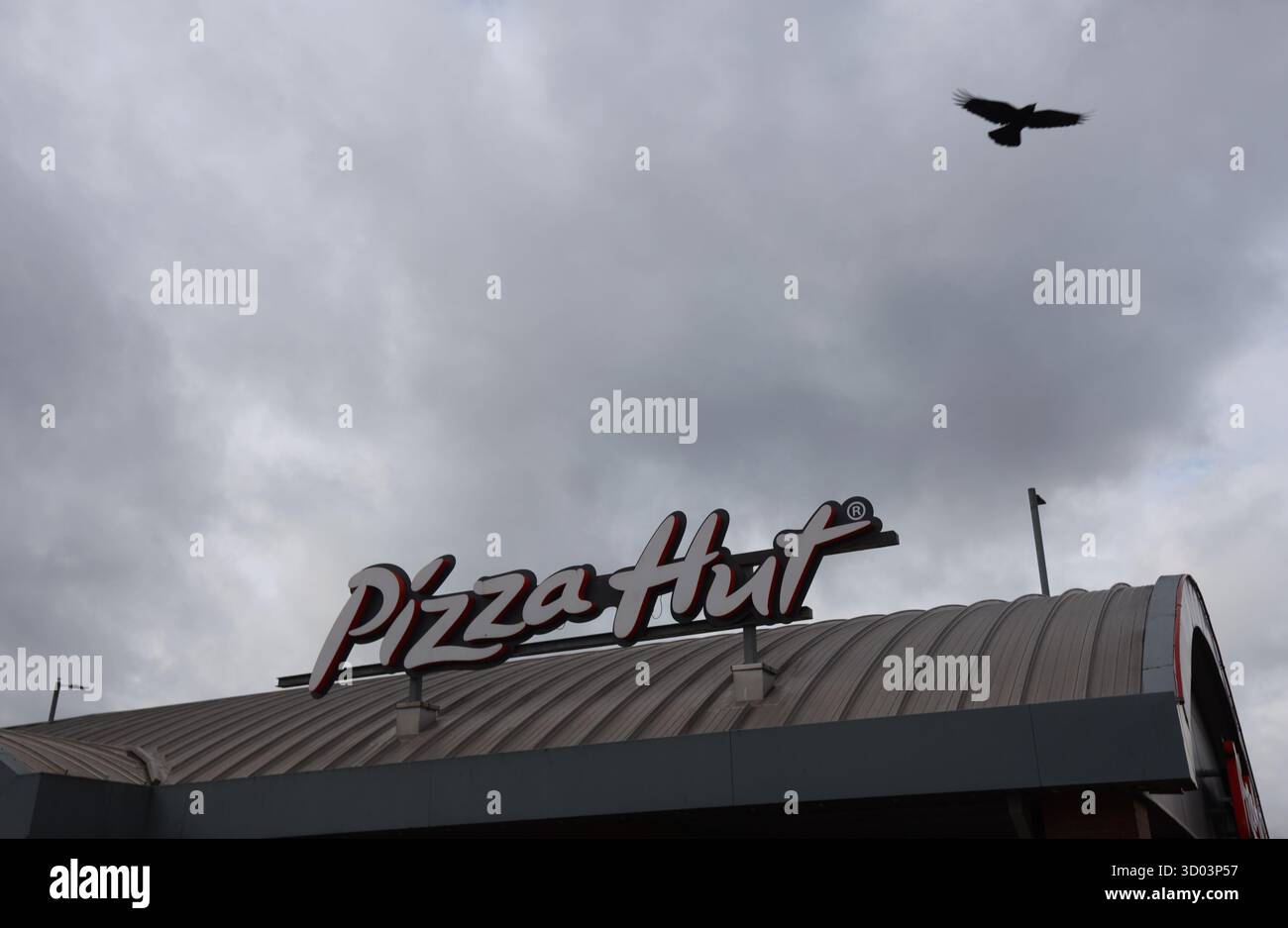 Ristorante Pizza Hut chiuso a Manchester Fort, Regno Unito, il 21 ottobre 2025. Di fronte al duplice colpo di vento contrario dell'economia globale e ai costi operativi in aumento, il gigante della catena di ristoranti Pizza Hut non è stato risparmiato nel mercato britannico. Il suo operatore in franchising, DC London Pie Limited, ha recentemente annunciato di essere entrato formalmente in amministrazione e ha nominato FTI Consulting come amministratore. La società prevede di chiudere 68 ristoranti e 11 punti vendita per asporto, con la conseguente perdita di circa 1.210 posti di lavoro. La casa madre Yum! I marchi acquisiranno i restanti 64 punti vendita per garantire la continuità delle attività, Foto Stock