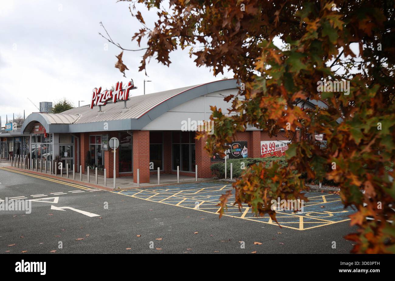 Ristorante Pizza Hut chiuso a Manchester Fort, Regno Unito, il 21 ottobre 2025. Di fronte al duplice colpo di vento contrario dell'economia globale e ai costi operativi in aumento, il gigante della catena di ristoranti Pizza Hut non è stato risparmiato nel mercato britannico. Il suo operatore in franchising, DC London Pie Limited, ha recentemente annunciato di essere entrato formalmente in amministrazione e ha nominato FTI Consulting come amministratore. La società prevede di chiudere 68 ristoranti e 11 punti vendita per asporto, con la conseguente perdita di circa 1.210 posti di lavoro. La casa madre Yum! I marchi acquisiranno i restanti 64 punti vendita per garantire la continuità delle attività, Foto Stock