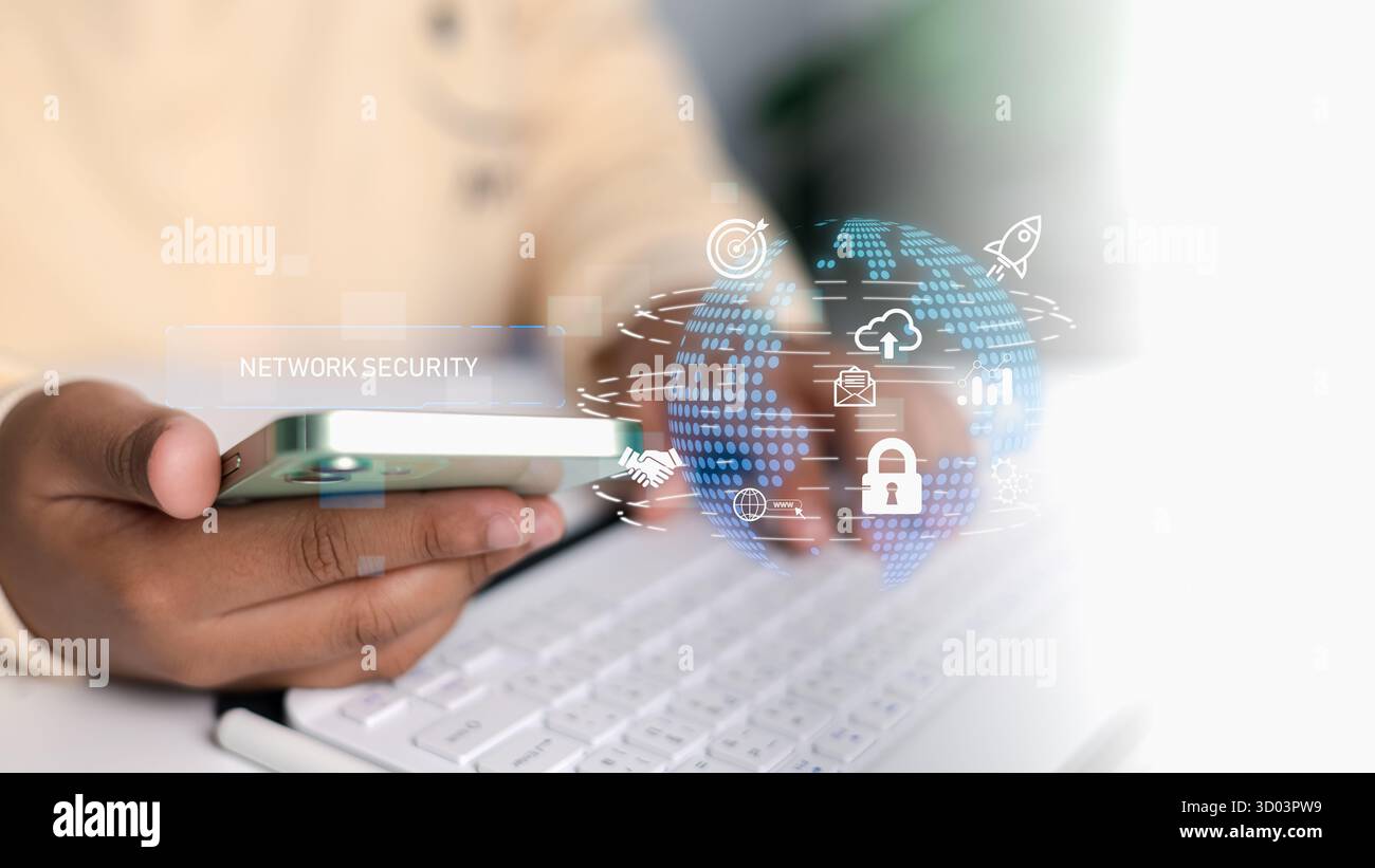 Concetto moderno di protezione dei dati e sicurezza della rete. Primo piano di una persona che utilizza lo smartphone con icone di blocco digitale, cloud e tecnologia che rappresentano S. Foto Stock