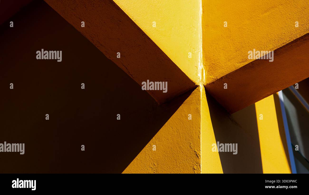 Architettura gialla astratta con luce solare e motivo d'ombra geometrico. Design minimalista per struttura moderna, creatività e conte Foto Stock