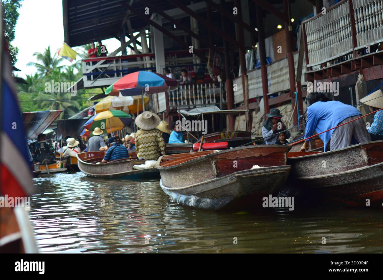 Mercato galleggiante colorato - Cultura locale e vita quotidiana sull'acqua Tailandia Foto Stock