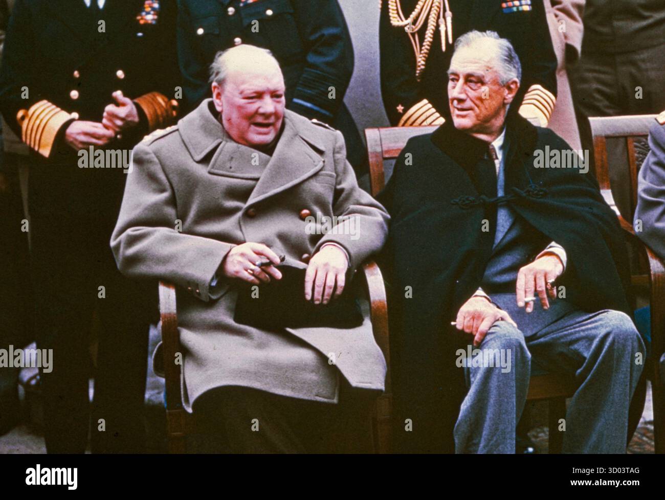 YALTA, UCRAINA - circa 11 febbraio 1945 - Un ritratto di gruppo della maggior parte delle figure di spicco - tra cui i "tre grandi" - al vertice di Yalta del febbraio 1945 al Palazzo Livadia di Yalta, Ucraina. Da sinistra a destra: Winston Churchill, Franklin Roosevelt e Joseph Stalin. Sono presenti anche il ministro degli Esteri sovietico Vyacheslav Molotov (all'estrema destra); il feldmaresciallo Alan Brooke, ammiraglio della flotta Sir Andrew Cunningham, RN, maresciallo della RAF Sir Charles Portal, (in piedi dietro Churchill); George Marshall, capo di stato maggiore dell'esercito e ammiraglio della flotta William D Leahy, USN, (in piedi dietro Roosevelt). Questo Foto Stock