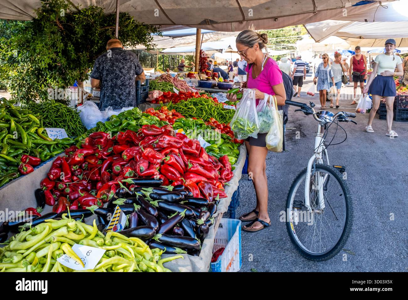 Una donna con Un negozio di cibo per biciclette al mercatino di mercoledì Icmeler, provincia di Mugla, Turchia. Foto Stock