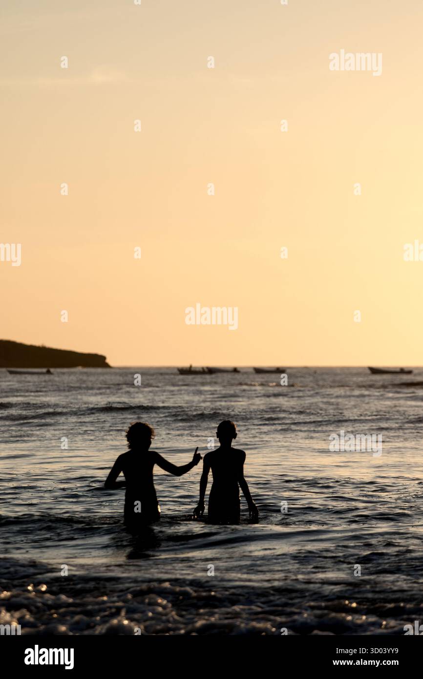 Tamarindo, Costa Rica, i bambini giocano, si godono la vita, si vendono in Costa Rica, Sud America Foto Stock