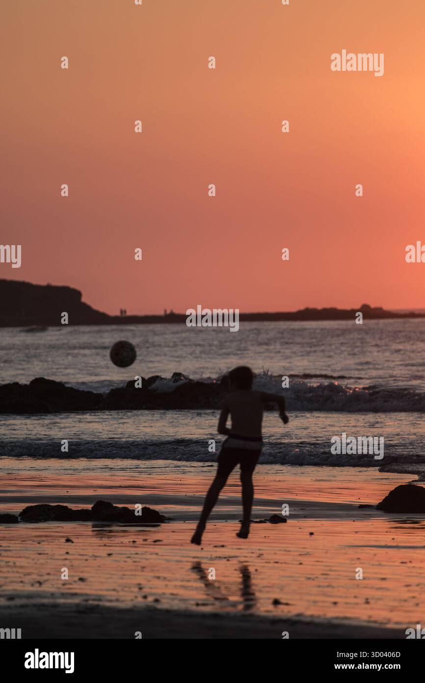 Tamarindo, Costa Rica, i bambini giocano, si godono la vita, si vendono in Costa Rica, Sud America Foto Stock