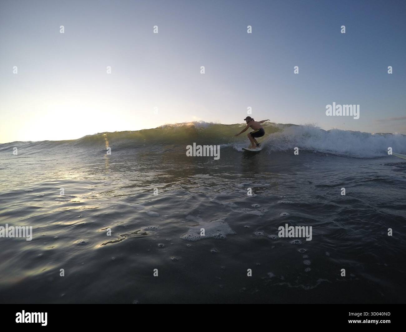 Tamarindo, Costa Rica, gente che naviga al largo della spiaggia, viaggia in Sud america Foto Stock
