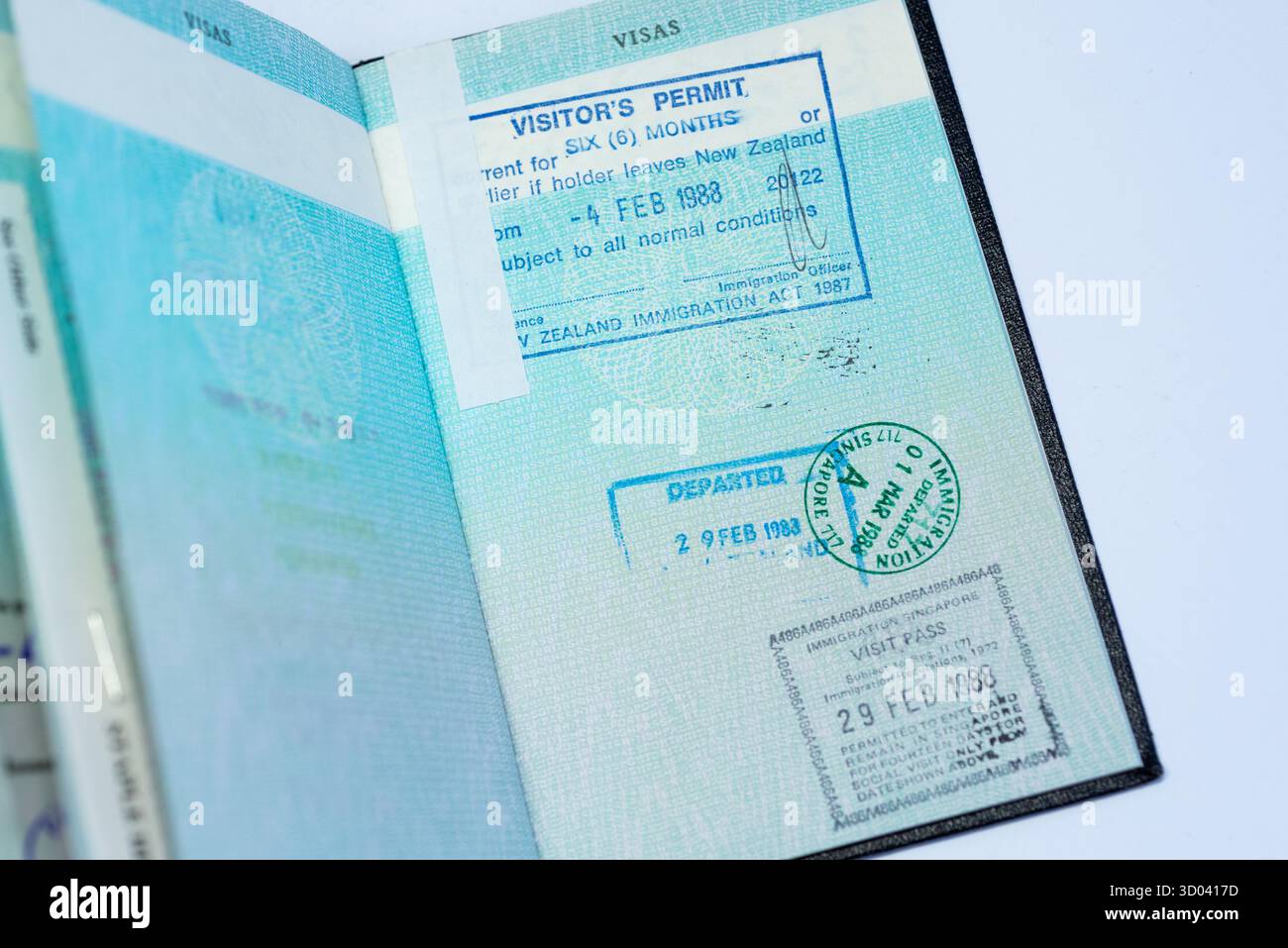 I visitatori della nuova Zelanda permettono il timbro in un vecchio passaporto britannico del Regno Unito. Passaporto originale del Regno Unito di Gran Bretagna e Irlanda del Nord Foto Stock